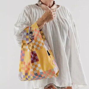 Baggu Puffy Glasses Sleeve in Peach Wavy Gingham NWT BAGGU | Bags | Nwt Baggu Puffy Glasses Sleeve Wavy Gingham  main image 4